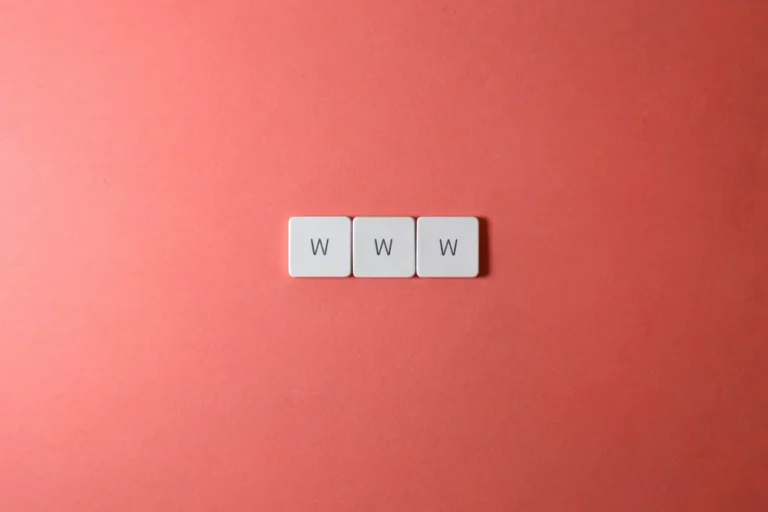 diseño web minimalista interfaz limpia sin elementos innecesarios