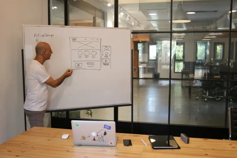 diseñador web mostrando presupuesto desglosado a cliente